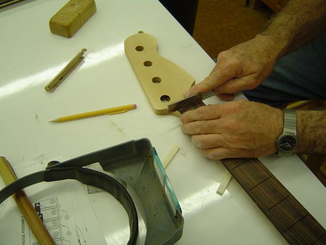 Cutting slot for neck
